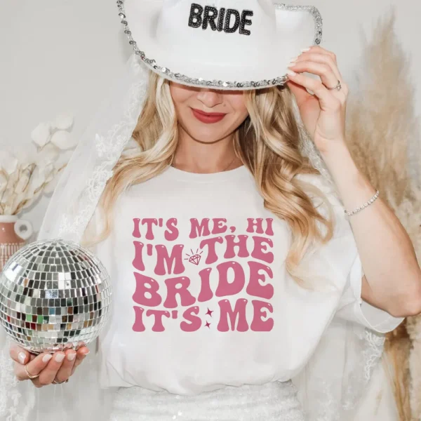 Its Me, Hi, I'm The Bride It's Me Retro Bride Shirt Trendy Aesthetic Bachelorette Party Tee Engagement Wedding Gift Shirts